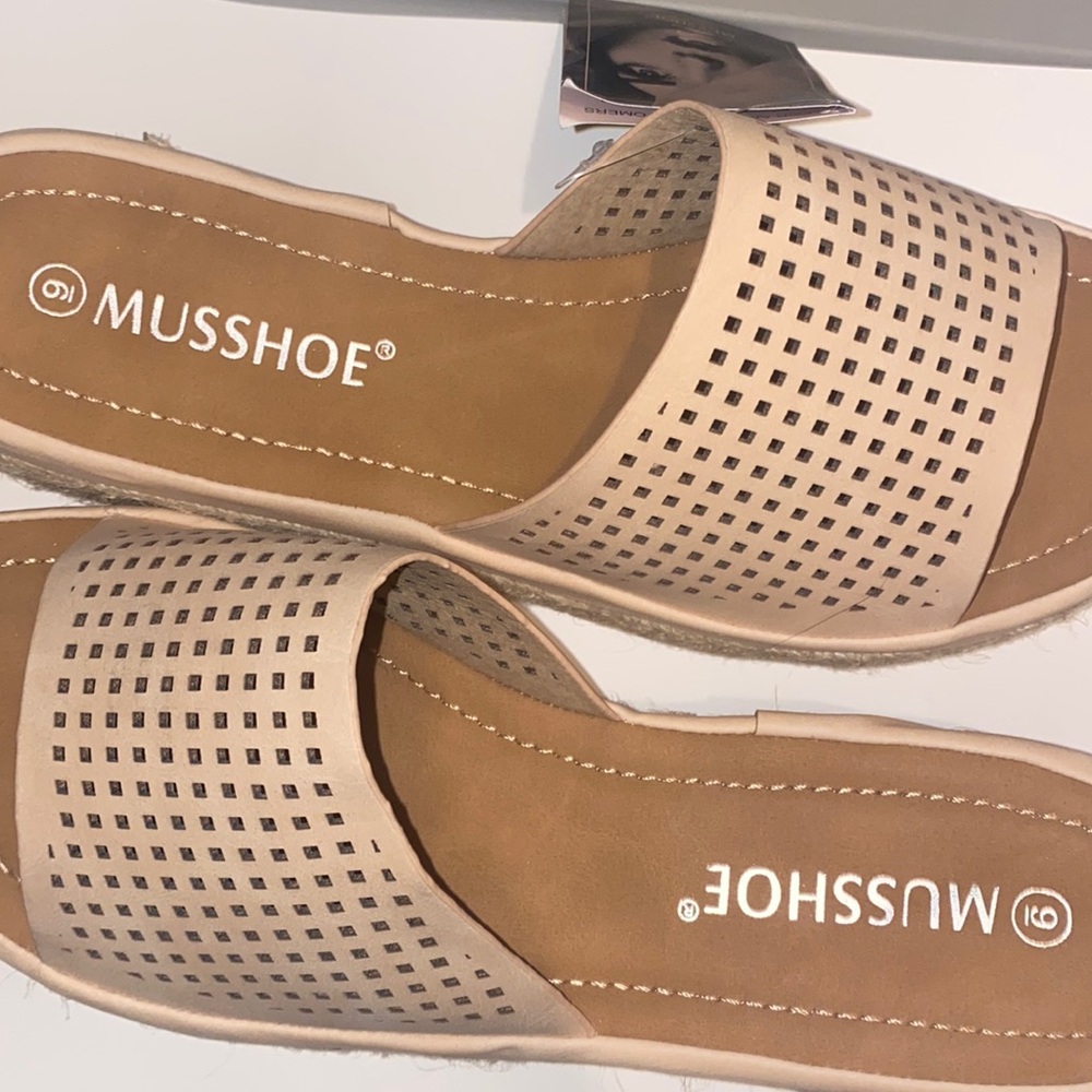 MUSSHOE size 9  Tan Slide Sandals - Picture 2 of 7